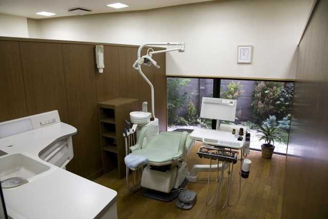 いいの歯科医院の写真:ユニットは5台で半個室となっています。個々の歯科衛生士専用ユニットで診療します。
