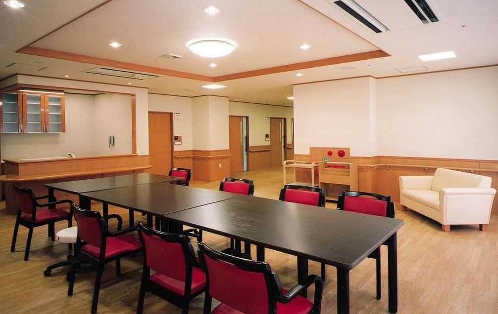 たんぽぽ加茂の里【デイサービス】の写真2枚目:ひろびろとしたスペースを確保した室内