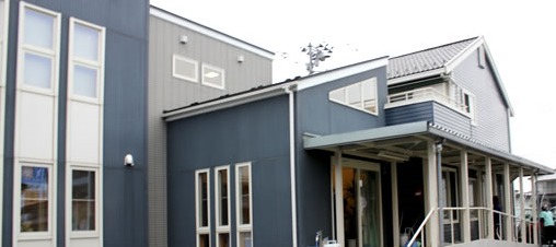 ケアサポートおたっしゃ館の写真2枚目:塚目駅から徒歩4分の場所にあり、通勤にストレスはほとんどかかりません