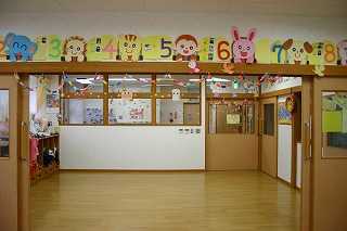 あそびの森保育園(保育士の求人)の写真:広々とした保育室には毎日お子さまの笑い声が響きます