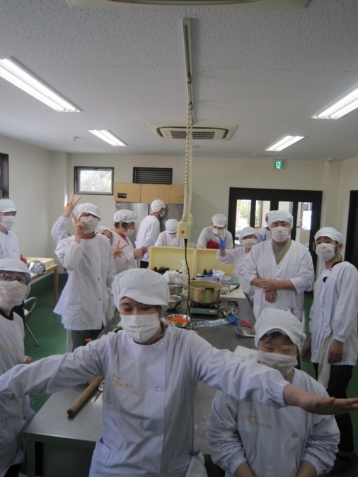夢工房くるみ（生活支援員の求人）の写真3枚目：アトリエで働く利用者さんたち。
明るく、笑顔が絶えないことを大切にしています。