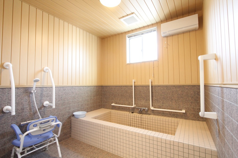 住宅型有料老人ホーム　エブリ赤坂（介護職/ヘルパーの求人）の写真4枚目：一般浴槽