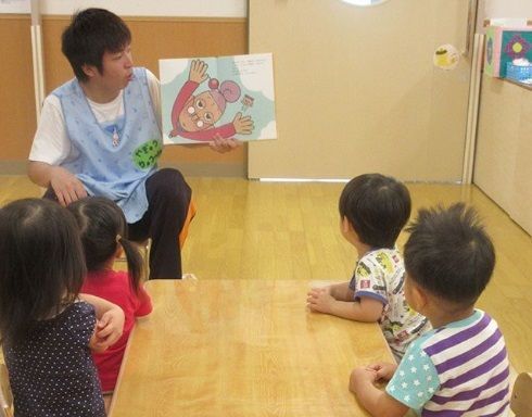 杉並区保育室和田南　ピノキオ幼児舎（保育補助の求人）の写真4枚目：杉並区保育室和田南　絵本読み聞かせ