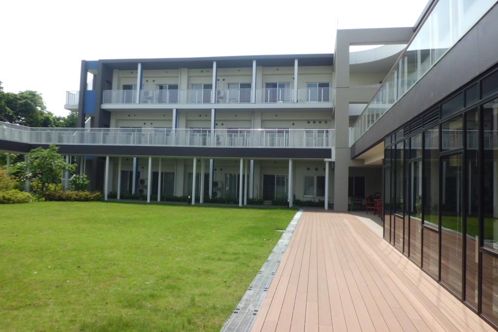 特別養護老人ホーム プレーゲ船橋（看護師/准看護師の求人）の写真4枚目：外観（２）
中庭があります。散歩やイベントで活用し広々とゆったり