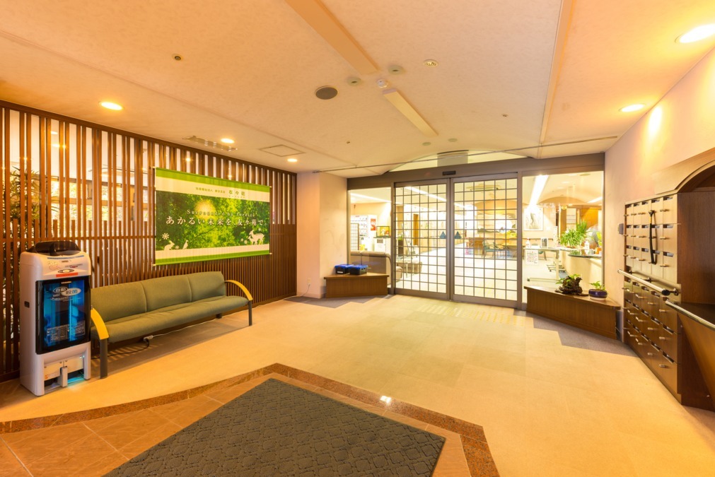 社会福祉法人 友々苑　介護老人保健施設友々苑の写真2枚目：　1階玄関口