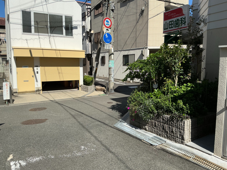 山田歯科(歯科衛生士の求人)の写真9枚目:医院の北に別棟があります。
2階がスタッフルーム、
3階がロッカールームです。