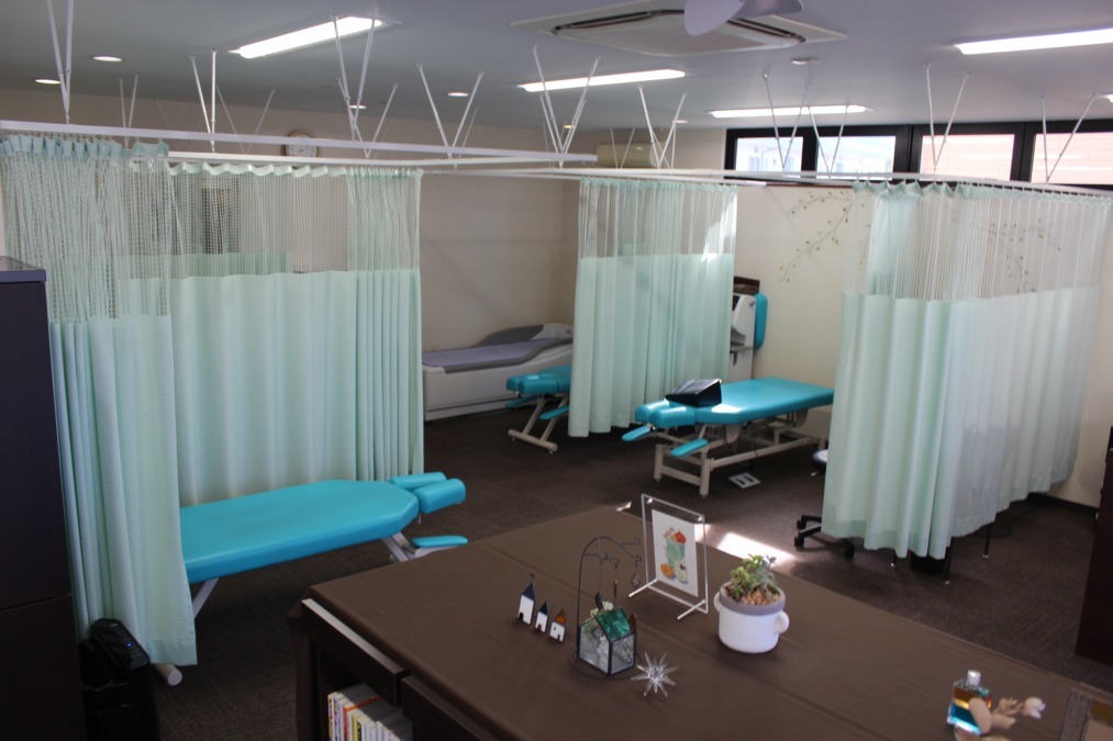 たじみ接骨院（医療事務/受付の求人）の写真4枚目：院内は爽やかな青やグリーンを基調としたインテリアとなっています