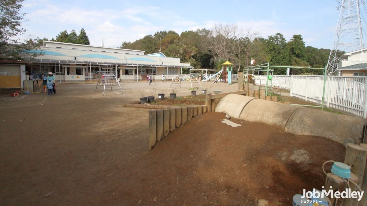 認定こども園のぞみ幼稚園（保育士の求人）の写真6枚目：園庭は広々としており、子どもたちが思う存分活動できます