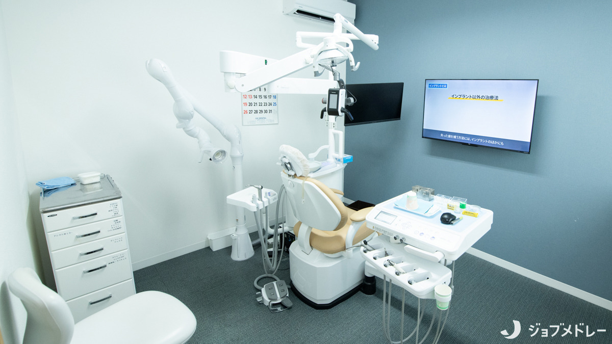 かわべ歯科医院（歯科衛生士の求人）の写真13枚目：丁寧な説明ができるよう大きなモニターを設置しています
