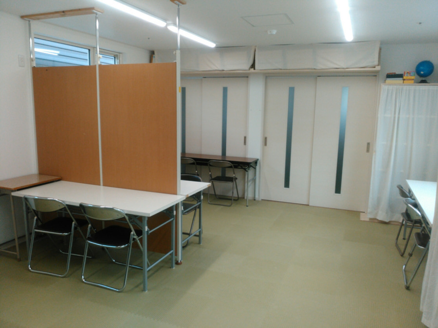 放課後等デイサービスのこじゅく（児童指導員/指導員の求人）の写真4枚目：課題部屋、勉強部屋は必要に応じて、パーテンションで区切っています