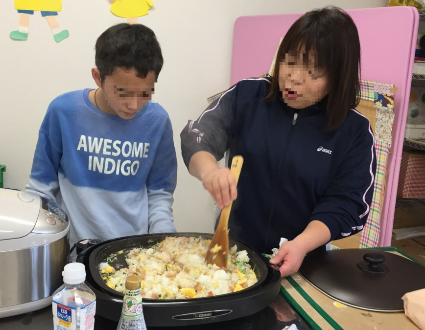 放課後等デイサービス　てむてむ（保育士の求人）の写真6枚目：春休み　調理体験