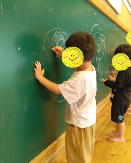 児童発達支援事業所　chouchou小泉の写真6枚目：黒板落書きの時間！チョークを使う新鮮さを楽しんでいます