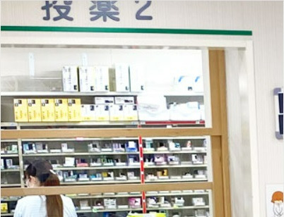 かいてき調剤薬局小坂店（薬剤師の求人）の写真3枚目：投薬口からみた調剤室（広々とした調剤室です）