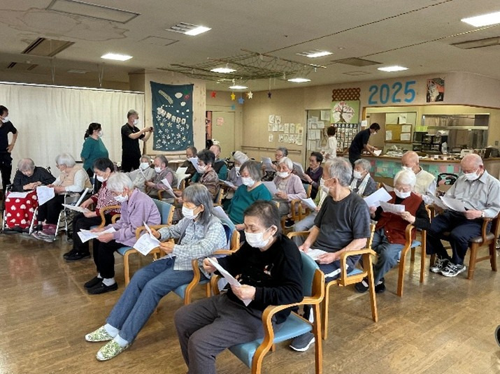 デイサービスやはぎ苑（介護職/ヘルパーの求人）の写真5枚目：デイサービスやはぎ苑　大正琴ショー