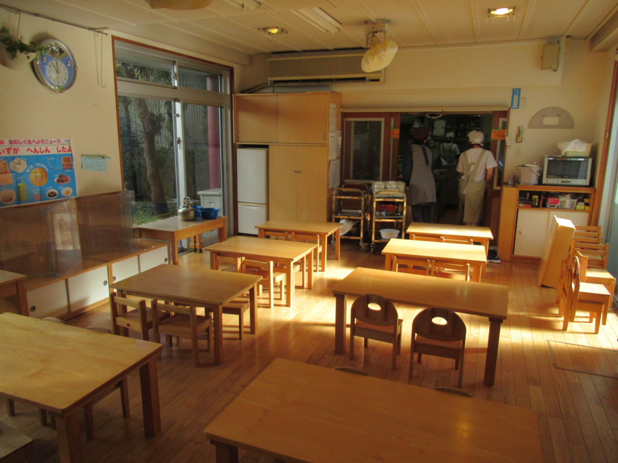 厚生館保育園（保育士の求人）の写真10枚目：食堂　4歳と5歳が食事で使用します。
