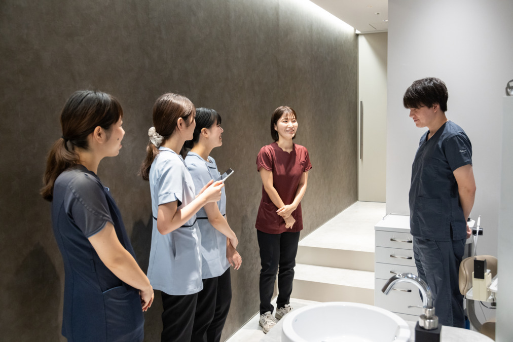医療法人社団　栗林歯科医院　丸の内（医療事務/受付の求人）の写真3枚目：顔を合わせてコミュニケーションを取りながら朝礼も行います。
