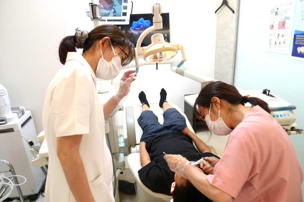 高橋歯科医院（歯科助手の求人）の写真6枚目：アシスタント業務がスムーズだと患者さんも早く楽に治療を終えることができます