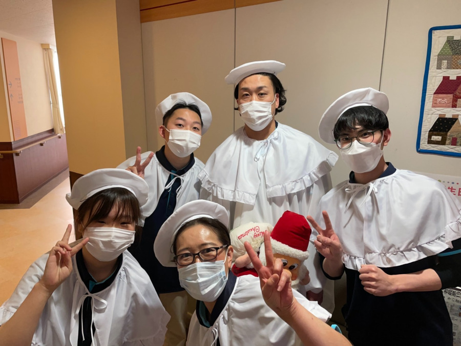 有料老人ホーム　シルバーレジデンス孔輪閣（介護職/ヘルパーの求人）の写真5枚目：やまびこ館スタッフ
（クリスマス会）