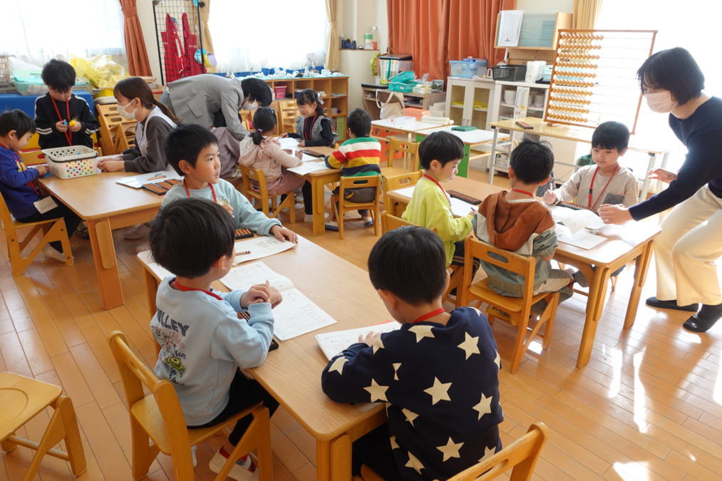 認可保育園Kid's Encourage（保育士の求人）の写真3枚目：そろばん、ダンス、音楽、異文化交流の専門講師による課業を毎週行っています！