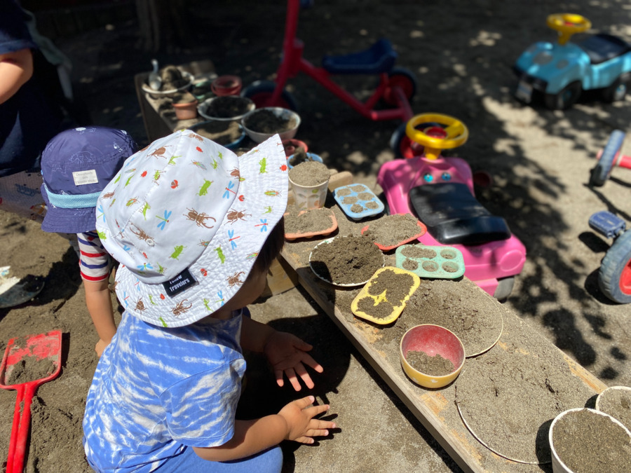 子どもの家保育園の写真2枚目：園庭で楽しく砂遊び