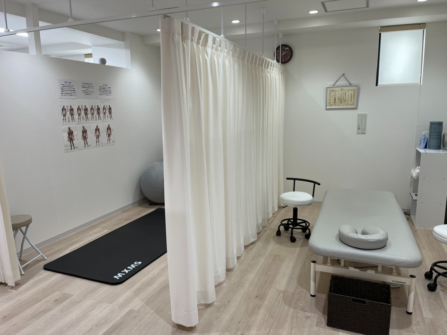 募集が終了している求人(理学療法士の求人)の写真9枚目:区切られた施術スペースを自分色にカスタマイズ!電動ベッド完備!