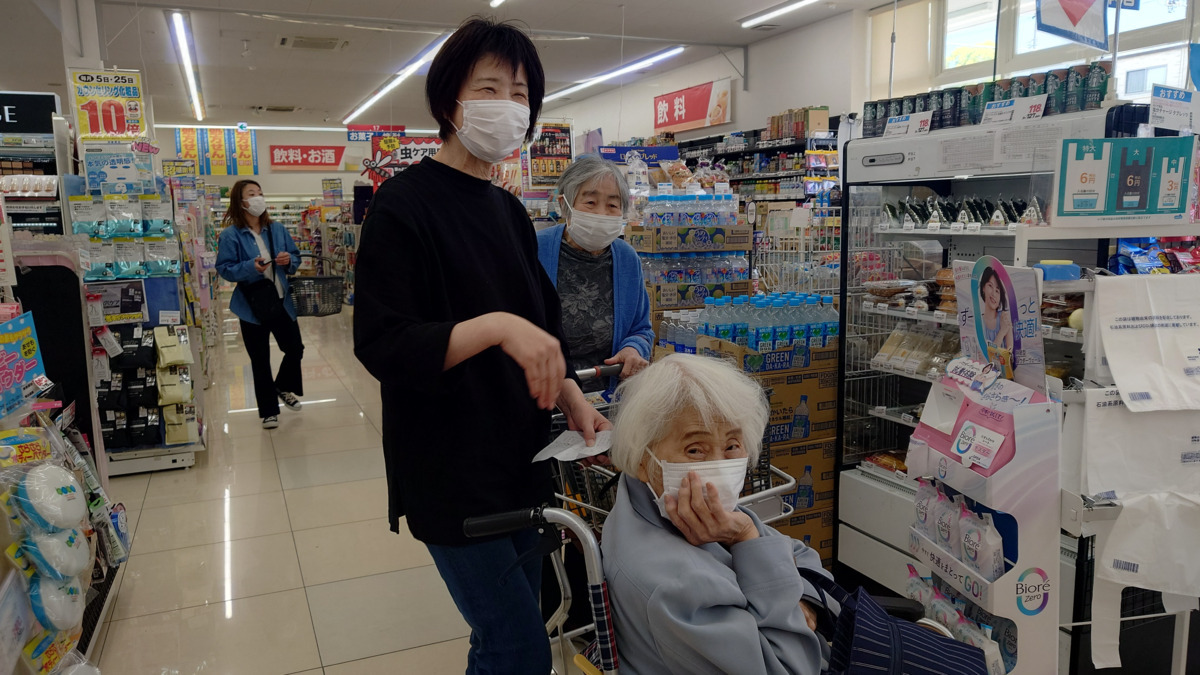 グループホーム　高坂苑の写真4枚目：近所にスーパーやドラッグストアがあり、毎日買い物に行っています。