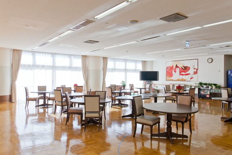 介護老人保健施設マロニエ苑（看護師/准看護師の求人）の写真4枚目：広々としたロビーがあります。