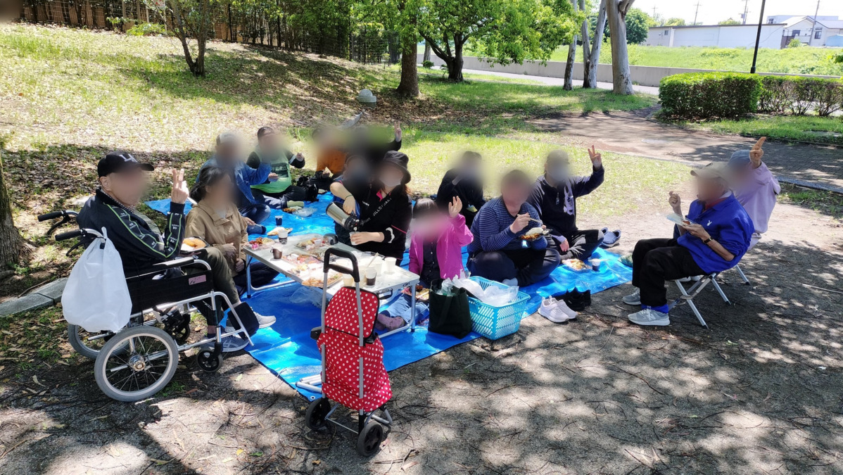 生活介護事業所なないろ(生活支援員の求人)の写真5枚目:ピクニック。利用者さんと外でゆっくりお弁当!!いつもとは一味違って楽しいですよ!