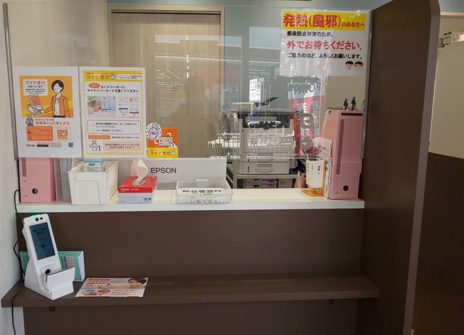 薬ヒグチ薬局　野崎店（薬剤師の求人）の写真2枚目：野崎店　受付カウンター