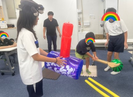 ハッピーテラス幸教室（児童指導員/指導員の求人）の写真11枚目：アスレチックトレーニングで、上級生がお手伝いをしています。