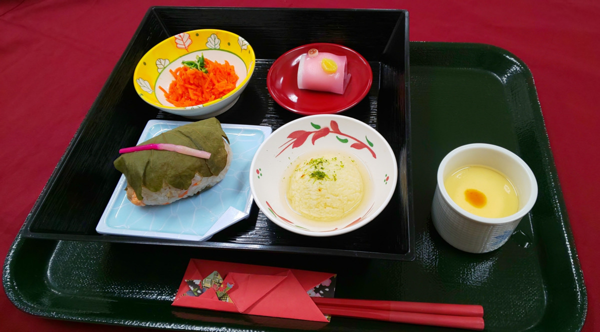 介護老人保健施設 舞風台（管理栄養士/栄養士の求人）の写真3枚目：季節を感じさせる行事食も提供しています（こちらは子どもの日の行事食です）