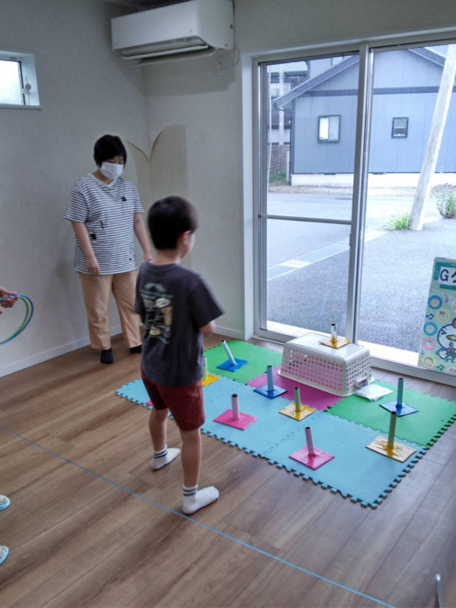 放課後等デイサービス　Gクレフの写真6枚目：わなげ　目標を注視して距離感を確かめて投げます。目と手の協応ですね。