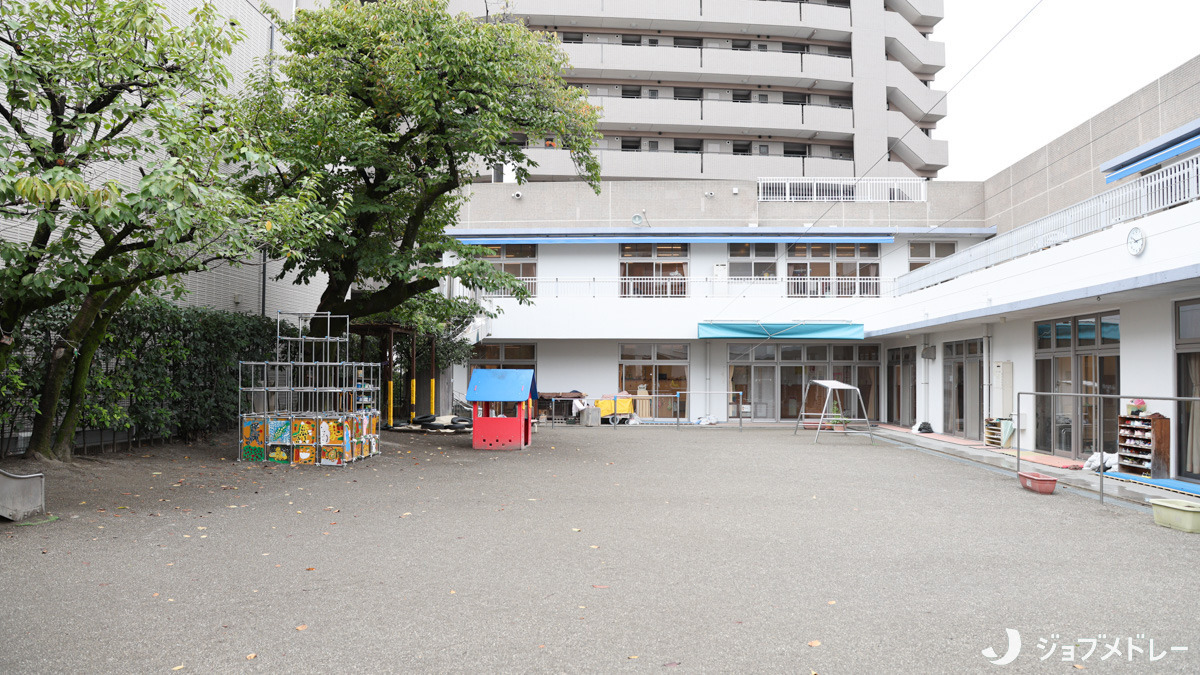 玉川保育園(保育士の求人)の写真14枚目:滑り台やうんてい、鉄棒などさまざまな遊具を取り揃えています
