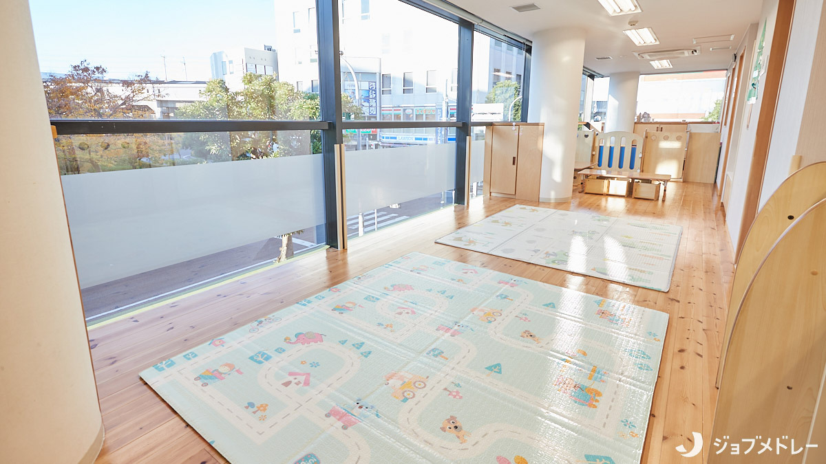 オーチャード・キッズ稲毛海岸園（管理栄養士/栄養士の求人）の写真7枚目：大きな窓から光が差し込む明るい園内です
