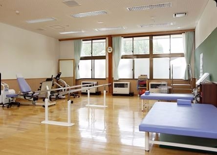 介護老人保健施設サテライト大久田の写真2枚目:日当たりの良いリハビリルーム