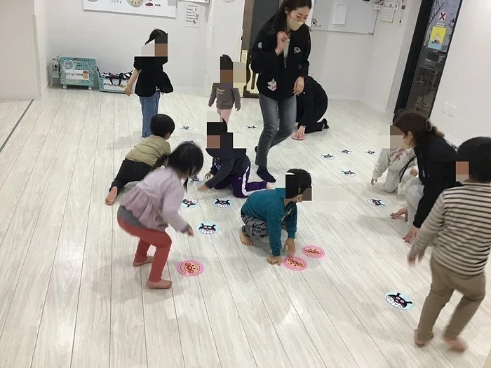 Daisy kids堺（児童発達支援管理責任者の求人）の写真4枚目：レクリエーションは子どもたちと職員でいつも大盛り上がりです。