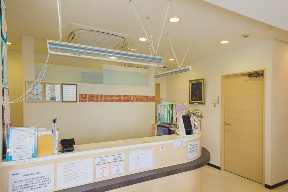 医療法人社団行基会　川村総合診療院（医療事務/受付の求人）の写真3枚目：受付カウンター　
奥はカウンセリングルーム。
飛沫感染対策用ロールカーテン設置。