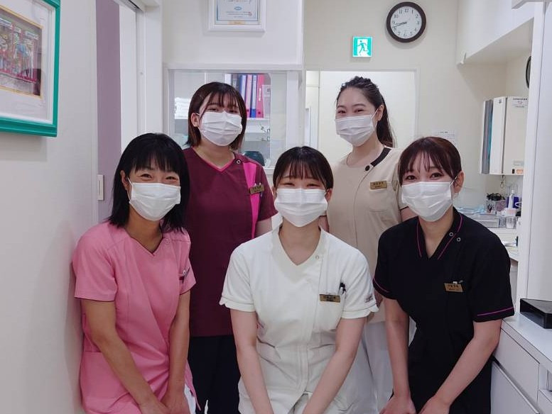 ながはしデンタルクリニック（歯科助手の求人）の写真2枚目：チームワーク抜群の仲良しスタッフです(^^)/