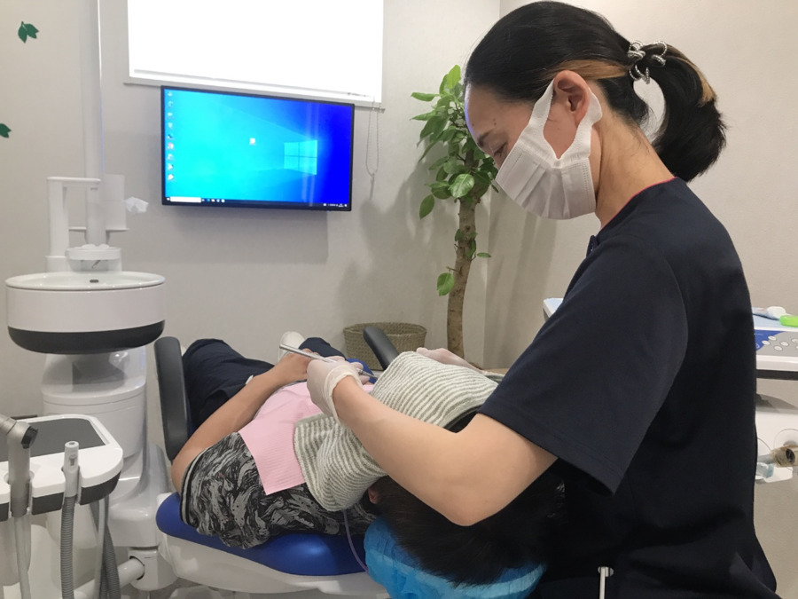 たか歯科ファミリークリニック（歯科助手の求人）の写真2枚目：メンテナンスや歯周ケアなど患者さんとコミュニケーションをとりながら進めていきます