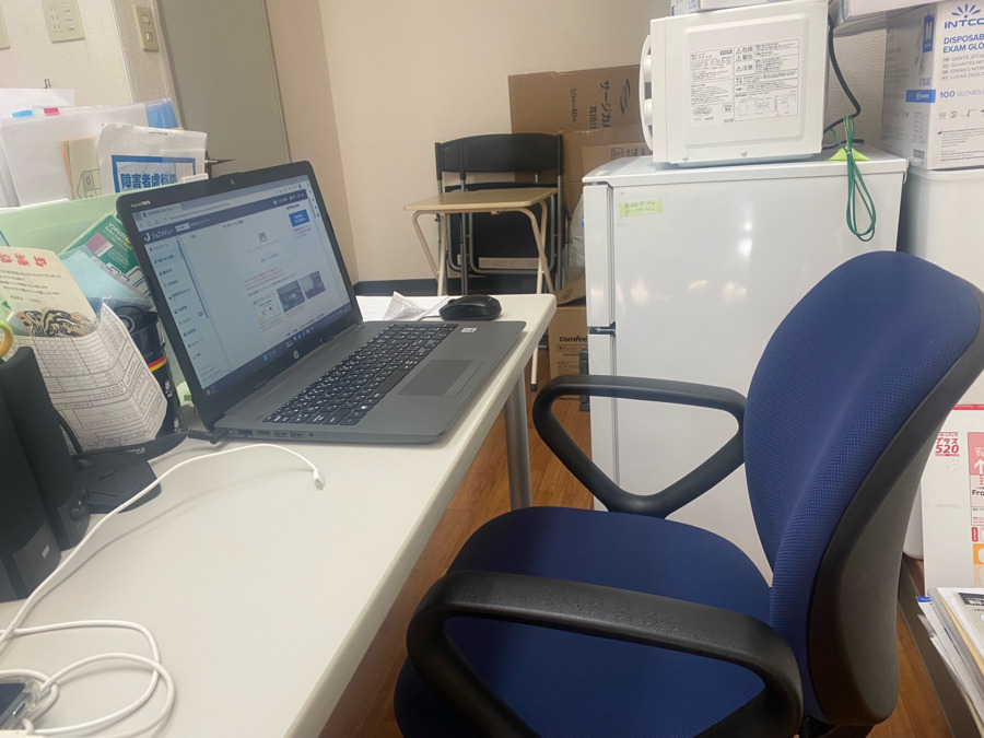 訪問介護ラフターライフの写真4枚目：ノートPC4台と会社携帯を共有し報告連絡から請求まで一元化しています。


