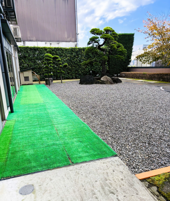 住宅型有料老人ホーム オアシス北燦（介護職/ヘルパーの求人）の写真7枚目：整備された中庭もあります。