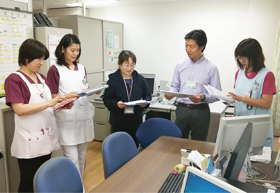 みずほクリニック(医療ソーシャルワーカーの求人)の写真3枚目:朝礼・夕礼で情報共有を行なっています。