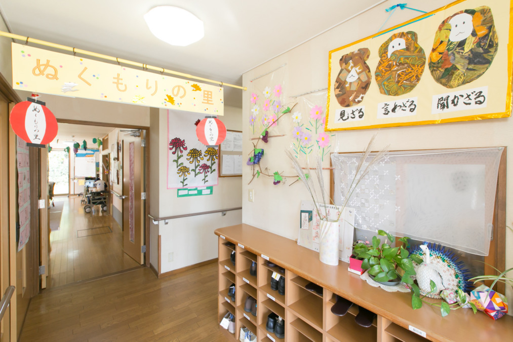 デイサービスセンター岡部ぬくもりの里（介護職/ヘルパーの求人）の写真2枚目：玄関