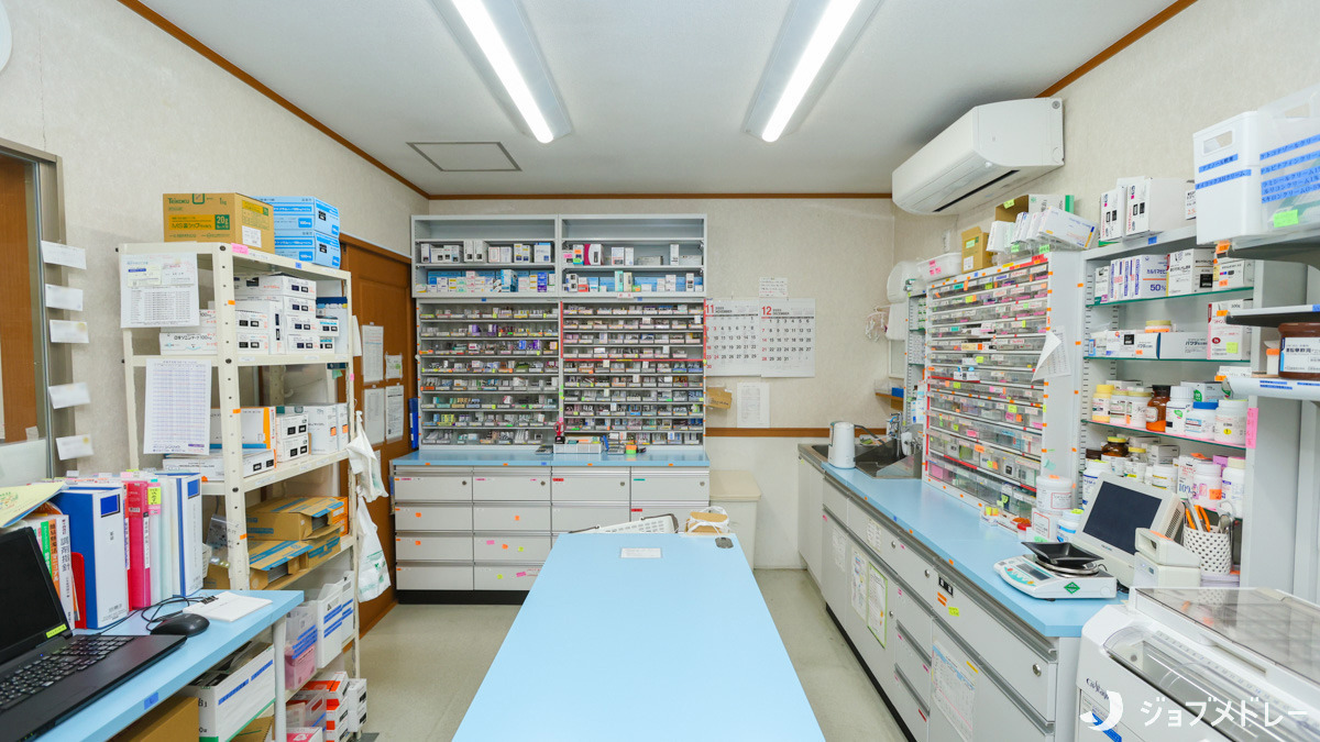 有限会社すずらん薬局　東山田店（薬剤師の求人）の写真8枚目：調剤室の様子です