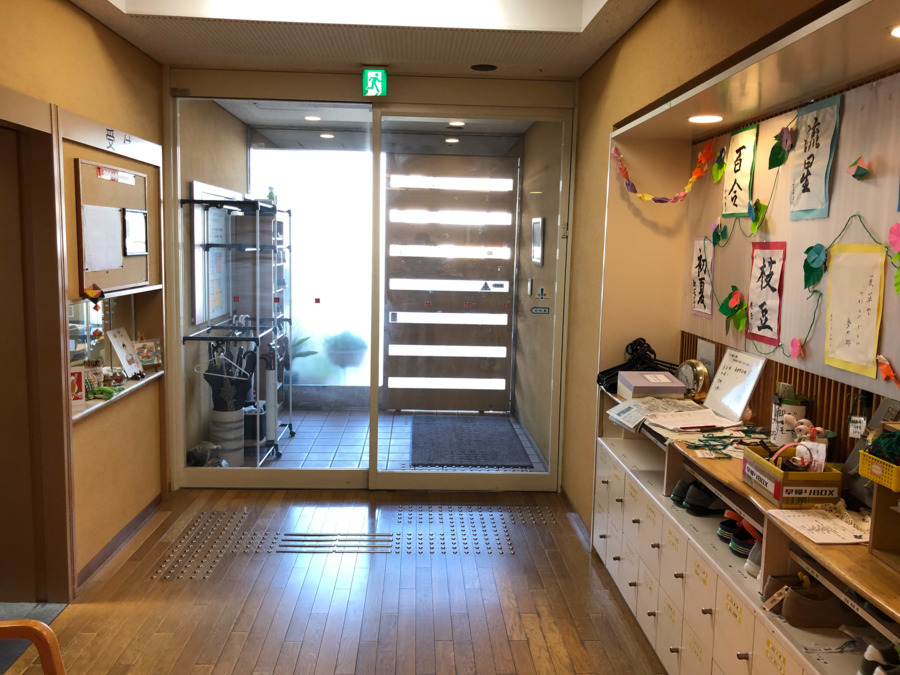 デイサービスセンターみやび（介護職/ヘルパーの求人）の写真5枚目：デイ玄関内　習字作品も掲示しています