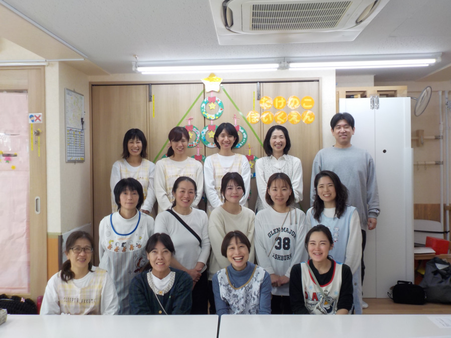 たけのこ保育園（保育士の求人）の写真7枚目：クリスマス発表会後の集合写真です。