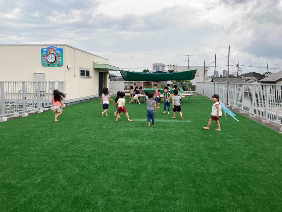 与野ひなどり保育園（看護師/准看護師の求人）の写真10枚目：屋上は人工芝が設置してあり、子ども達の大好きな遊び場になっています。