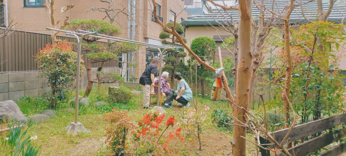 りんごの歌 東伏見(介護職/ヘルパーの求人)の写真5枚目:春など天気のいい日にはお庭に出てお花見などを楽しんでいただいています。
