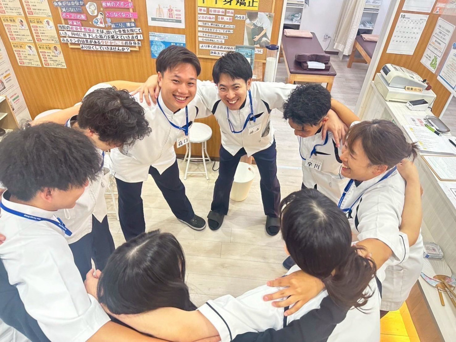 放出鍼灸整骨院（柔道整復師の求人）の写真10枚目：スタッフ達♪