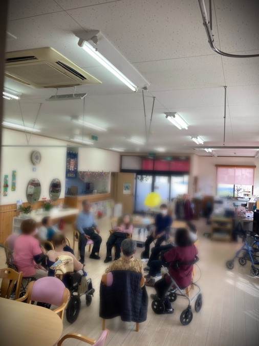 デイサービスさくら苑（介護職/ヘルパーの求人）の写真3枚目：風船バレーのレク風景です